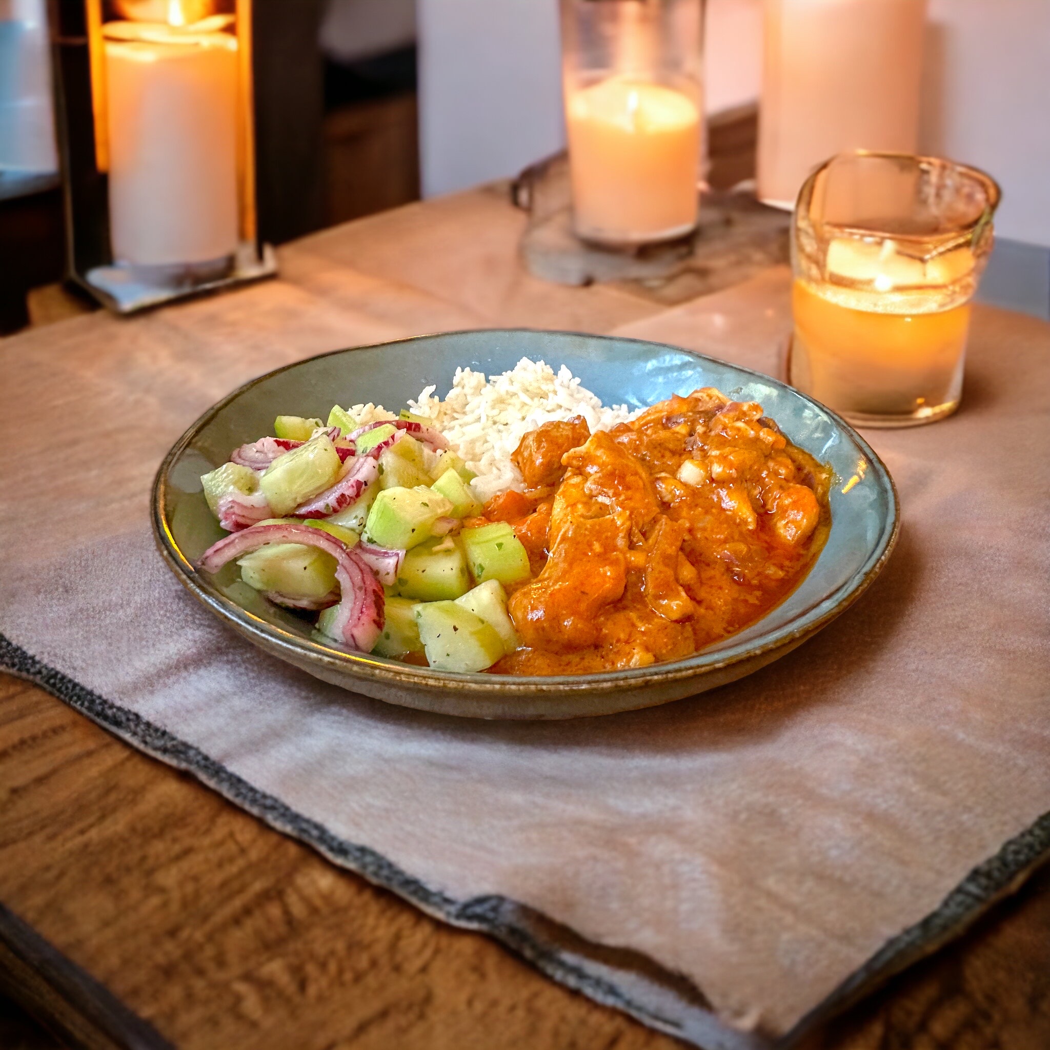 Butter Chicken met rijst en komkommersalade