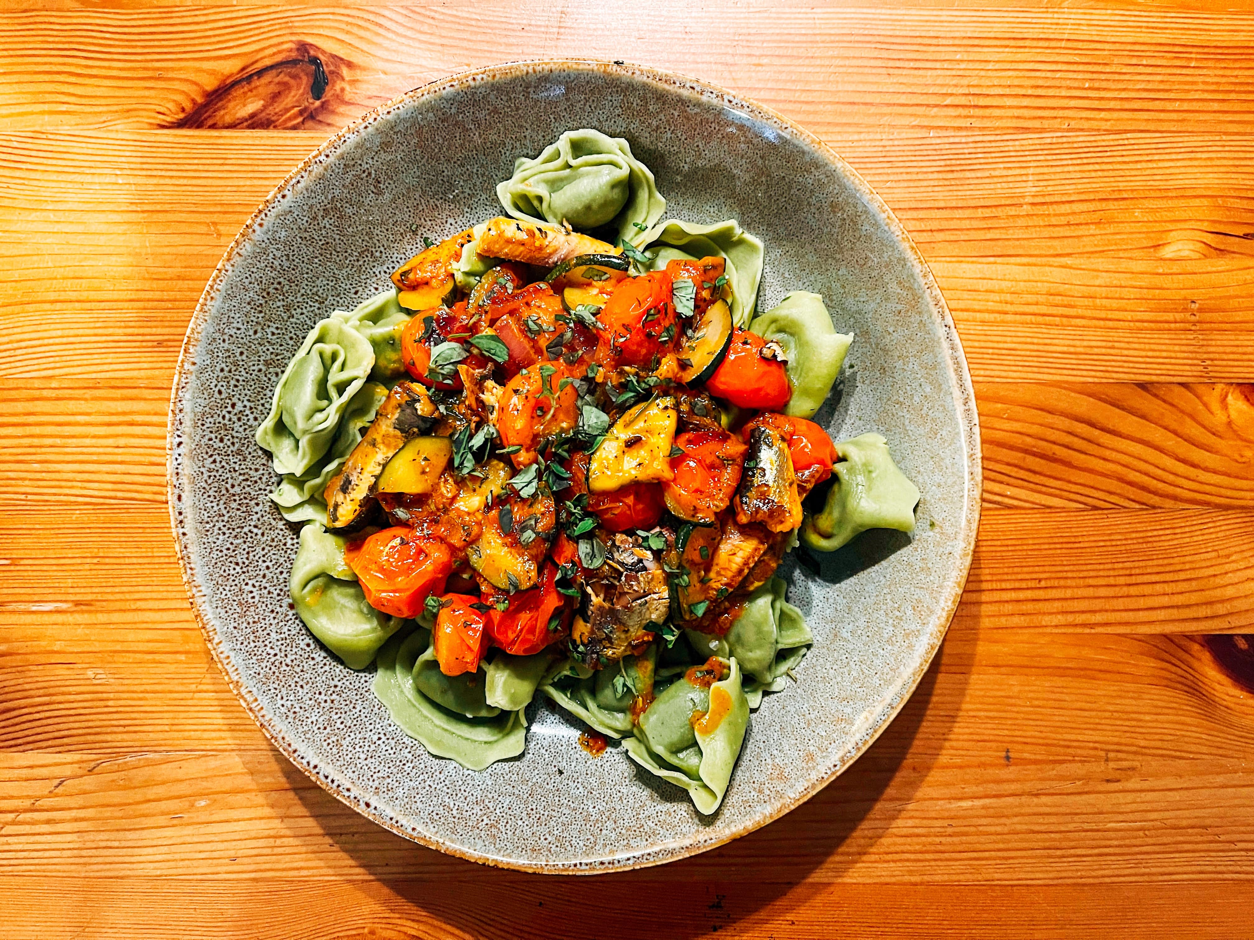 Tortelloni met tomaat, courgette en sardines